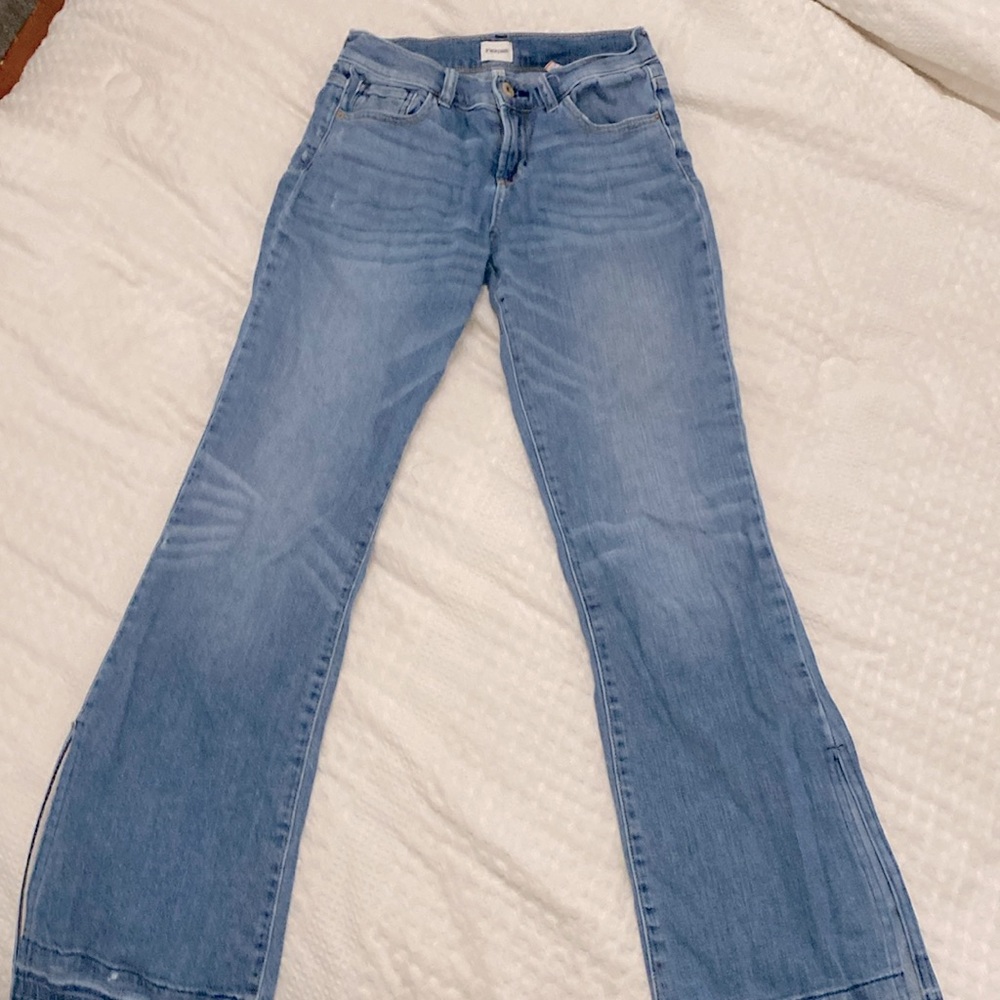 These are some cute denim flare jeans with a little slit❤️🥰